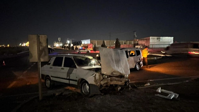 Hafif ticari araç ile otomobil çarpıştı: 5 yaralı