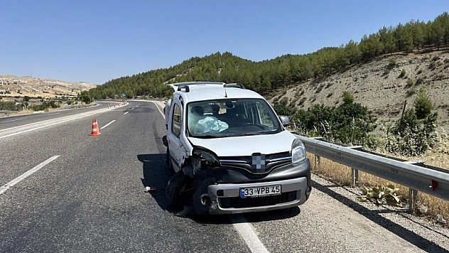 Hafif ticari araç ile otomobil çarpıştı: 5 yaralı