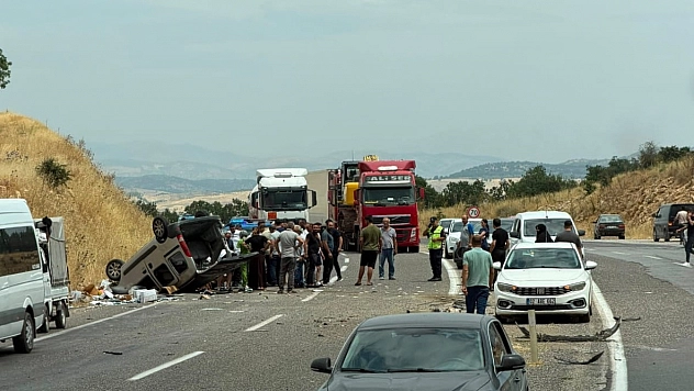 Hafif ticari araç karşı şeride geçti: 4 yaralı