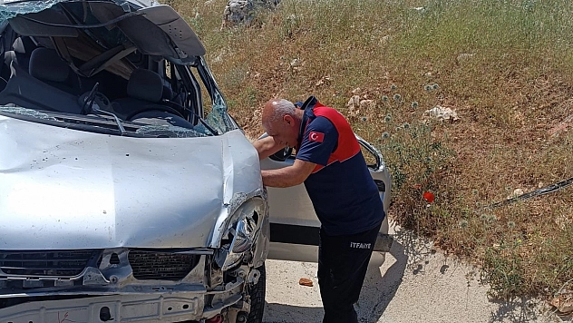 Hafif ticari araç takla attı: 1 ölü, 1 yaralı