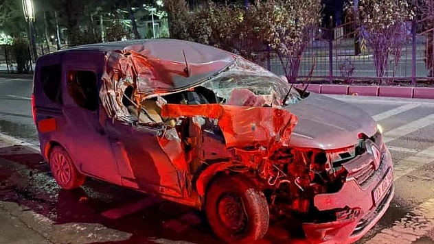 Hafif ticari araç temizlik aracına çarptı: 1 yaralı