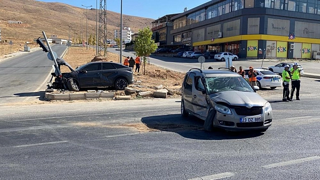Hafif ticari araç ve otomobil çarpıştı: 5 yaralı