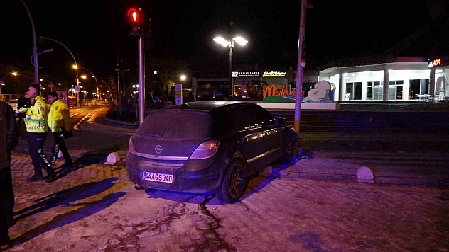 Malatya'da feci kaza: Otomobil kaldırıma çıktı, 1 yaralı