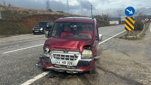 Malatya'da hafif ticari araçlar çarpıştı, 1 yaralı