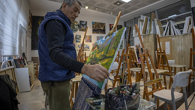 Hafızasını korumak için başladı, 100'den fazla tablo yaptı