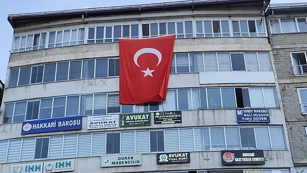 Hakkari'de 'Terörsüz Türkiye'ye bayraklı destek