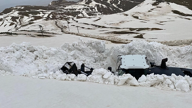 Hakkari'de karla mücadele çalışması sürüyor