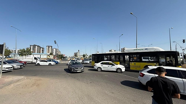 Halk otobüsü ile otomobilin çarpıştı! Trafik felç oldu....