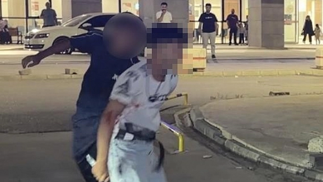 Hastane önünde bıçaklı saldırı: 3 yaralı