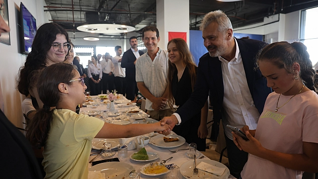Hatay Büyükşehir Belediyesi, öğrencilere bilgisayar ve eğitim desteği