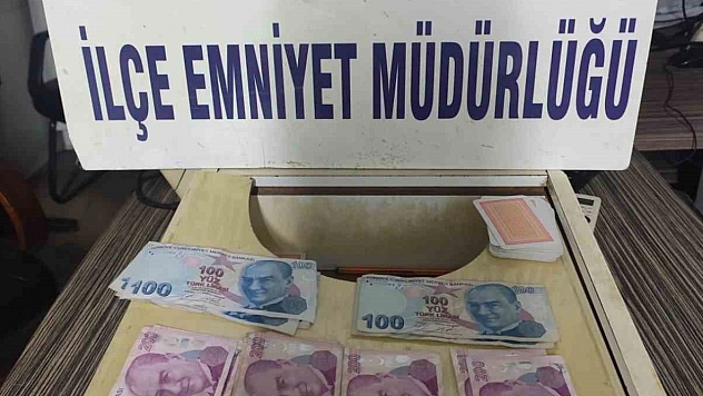 Kumar baskını: Para, iskambil kâğıdı ve oyun makinesi ele geçirildi