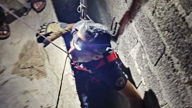 Havalandırma boşluğuna düşen kedi kurtarıldı