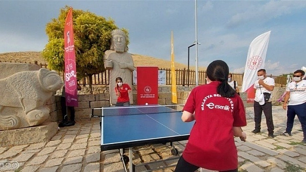 Spor yapıp tarihi tanıtılar