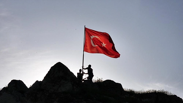 Hevük Kalesi'nde 8 asırdır Türk'ün bayrağı dalgalanıyor