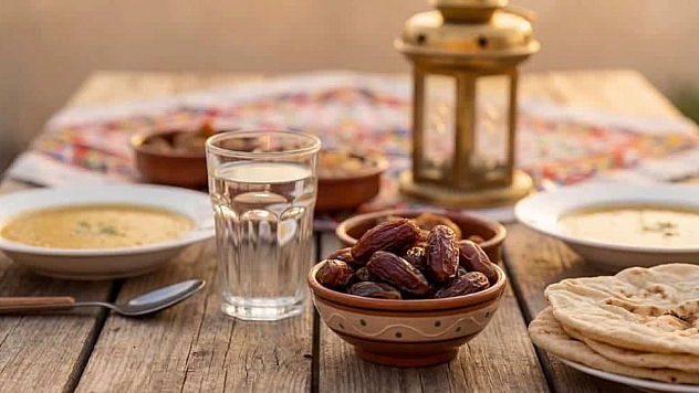 İftarda hızlı su tüketimi susuzluğu artırıyor