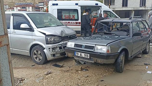 İki araç çarpıştı, 4 kişi yaralandı
