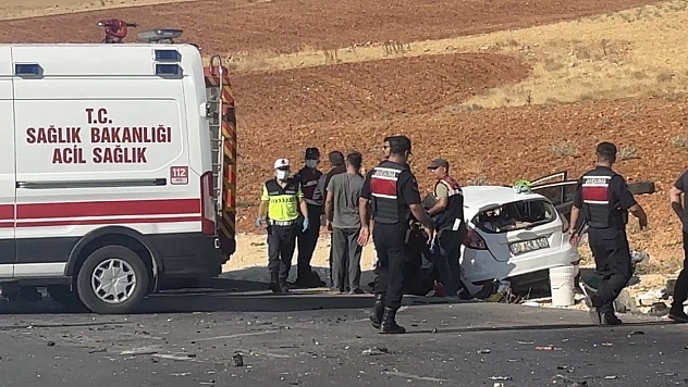 İki araç kafa kafaya çarpıştı: 2 ölü, 4 yaralı