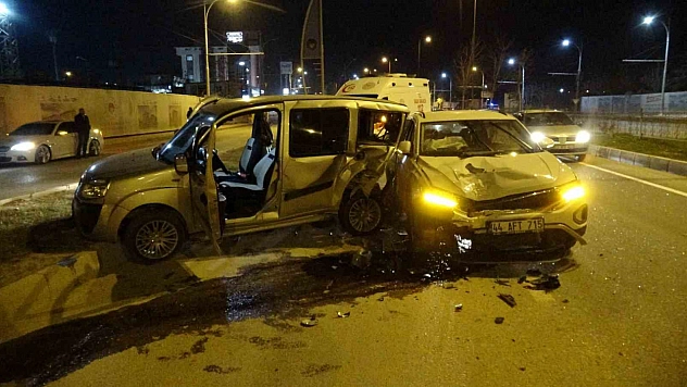 Malatya'da iki araç çarpıştı, sürücüler sağ kurtuldu