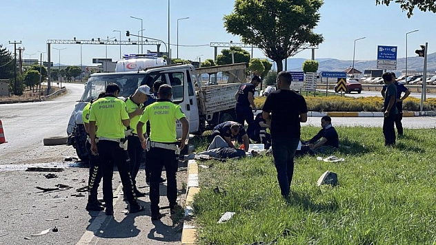 İki kamyonet kafa kafaya çarpıştı: 5 yaralı