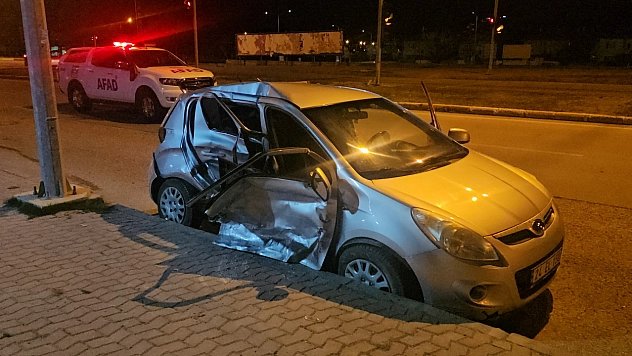 İki otomobil birbirine girdi: 3 kişi ölümden döndü