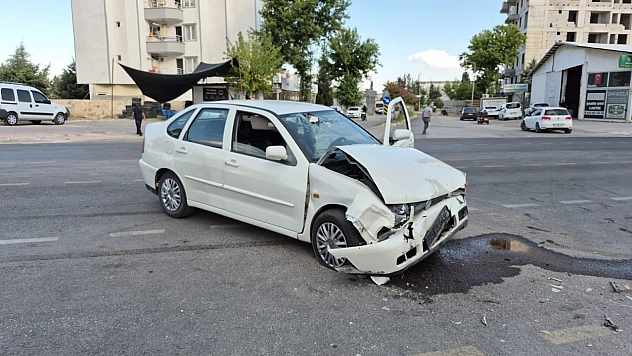 İki otomobil çarpıştı: 1'i ağır 3 yaralı