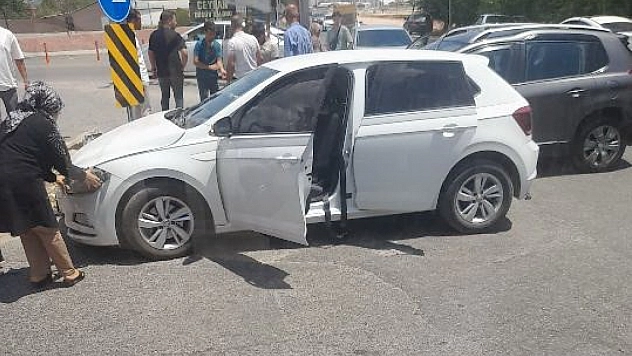 İki otomobil çarpıştı: 1 yaralı
