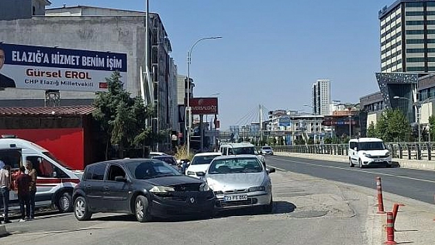 İki otomobil çarpıştı: 1 yaralı