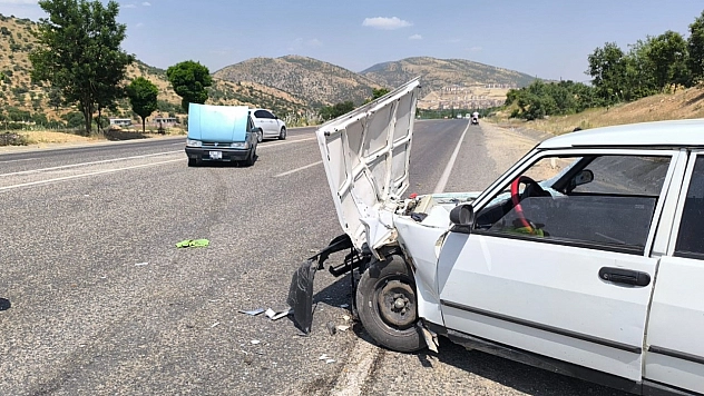 İki otomobil çarpıştı: 2 yaralı