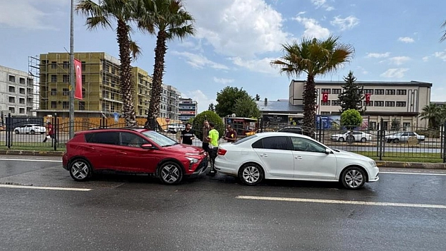 iki otomobil çarpıştı: 2 yaralı
