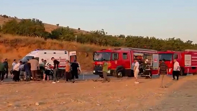 İki otomobil çarpıştı: 3 ölü,3 yaralı