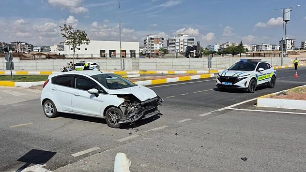 İki otomobil çarpıştı: 3 yaralı