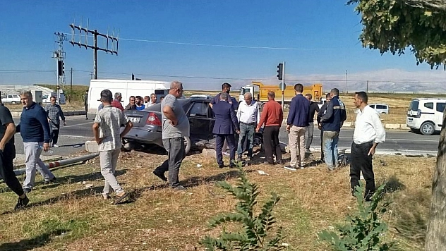 İki otomobil çarpıştı: 3 yaralı
