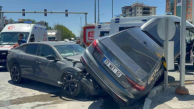 İki otomobil çarpıştı: 5 yaralı