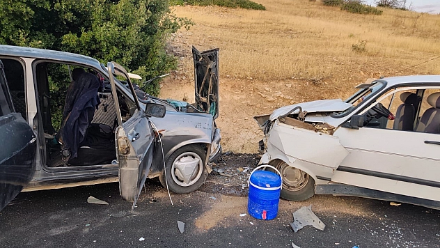 İki otomobil çarpıştı: 8 yaralı