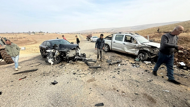 İki otomobil kafa kafaya çarpıştı: 2 yaralı