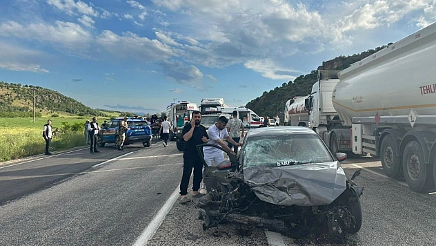 İki otomobil kafa kafaya çarpıştı: Ölü sayısı 4'e yükseldi