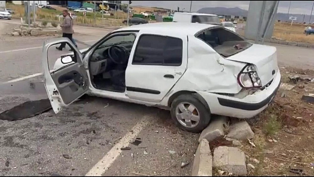 İki otomobil kafa kafaya çarpıştı: 5 yaralı
