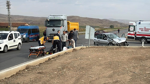 İki otomobil kavşakta çarpıştı: 4 yaralı