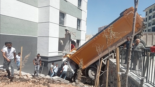 İkizce TOKİ'de kamyon binaya daldı!