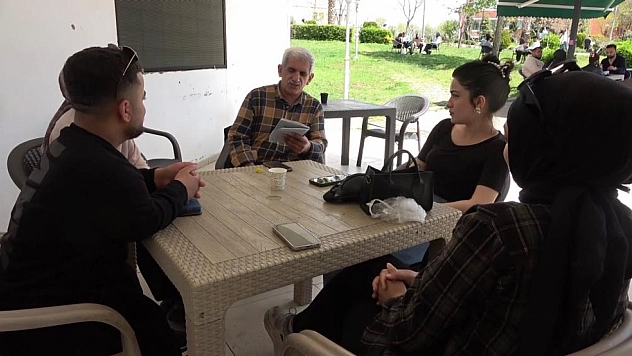 İlhamını çaydan alan şair: Hem demliyor hem de yazıyor