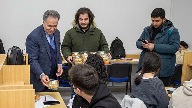 Öğrencilere finaller öncesi meyve ikramı