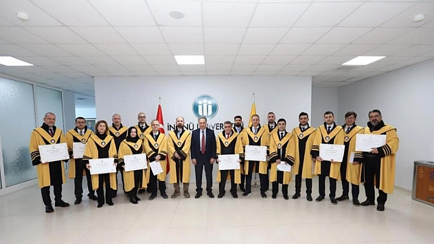 İnönü Üniversitesinde akademisyenler cübbe giydi