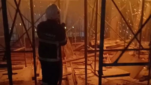 İnşaat halindeki binanın çatısında yangın çıktı