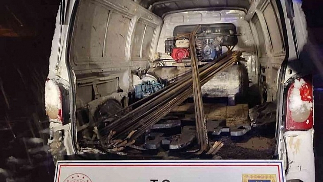 Hırsızlar kara saplandı