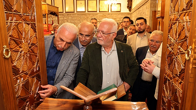 'İnsanları hak yolunda aydınlatmış'