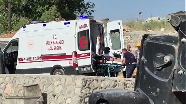 Malatya'da kafasını iş makinesinin camına çarpan operatör hastaneye kaldırıldı