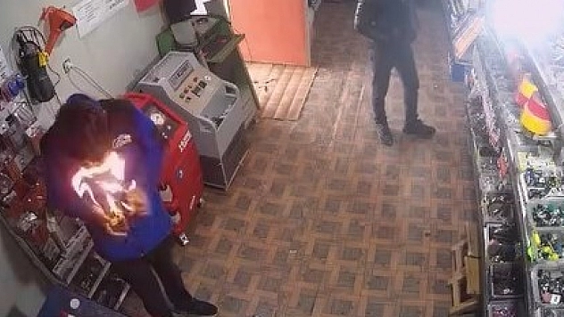 İşçi ölümden döndü: Sprey elinde alev aldı