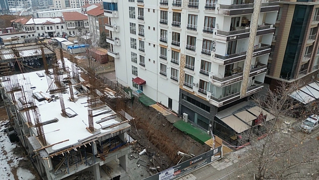 Malatya'da duvarı çöken bina havadan görüntülendi