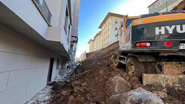 İstinat duvarı çöktü:4 dairede hasar oluştu