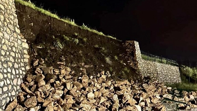 İstinat duvarı çöktü
